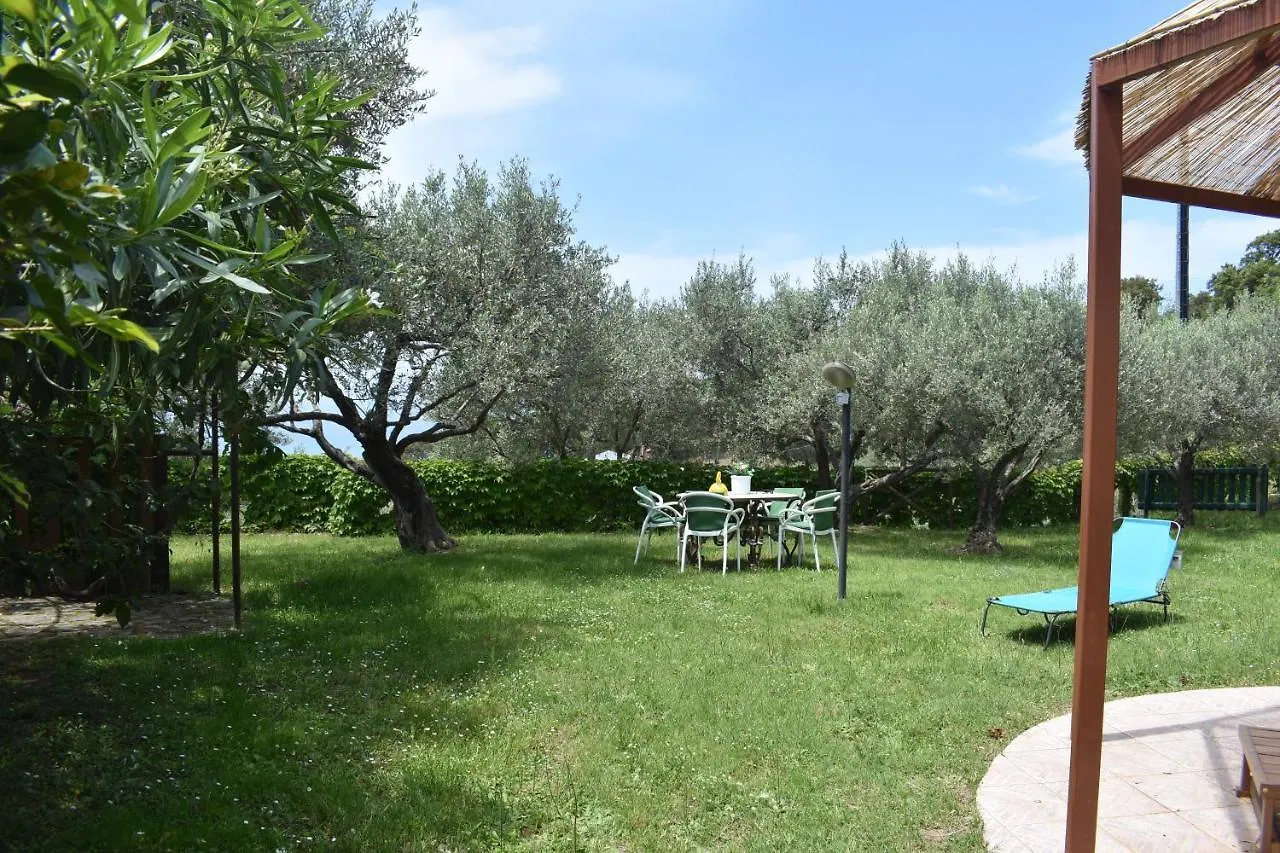 Chalet Tra Gli Ulivi: • Giardino • Wifi • A/C • Bbq Βίλα Capri Leone Ιταλία