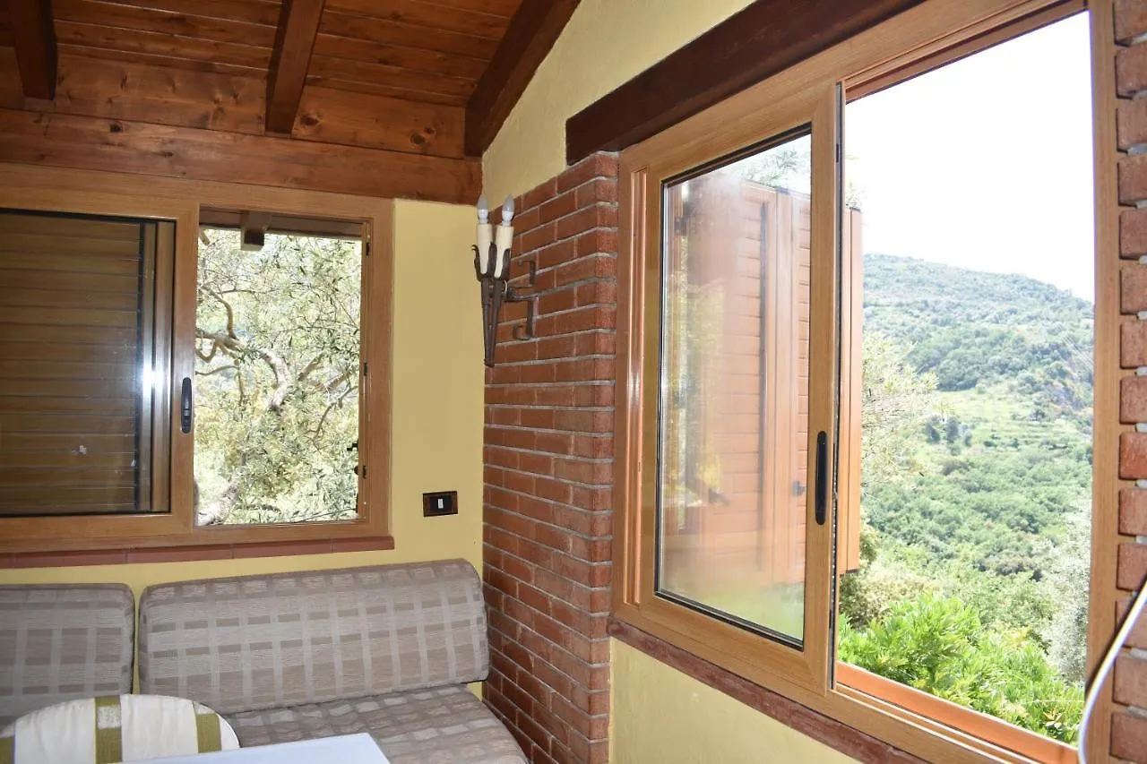 Chalet Tra Gli Ulivi: • Giardino • Wifi • A/C • Bbq Villa Capri Leone